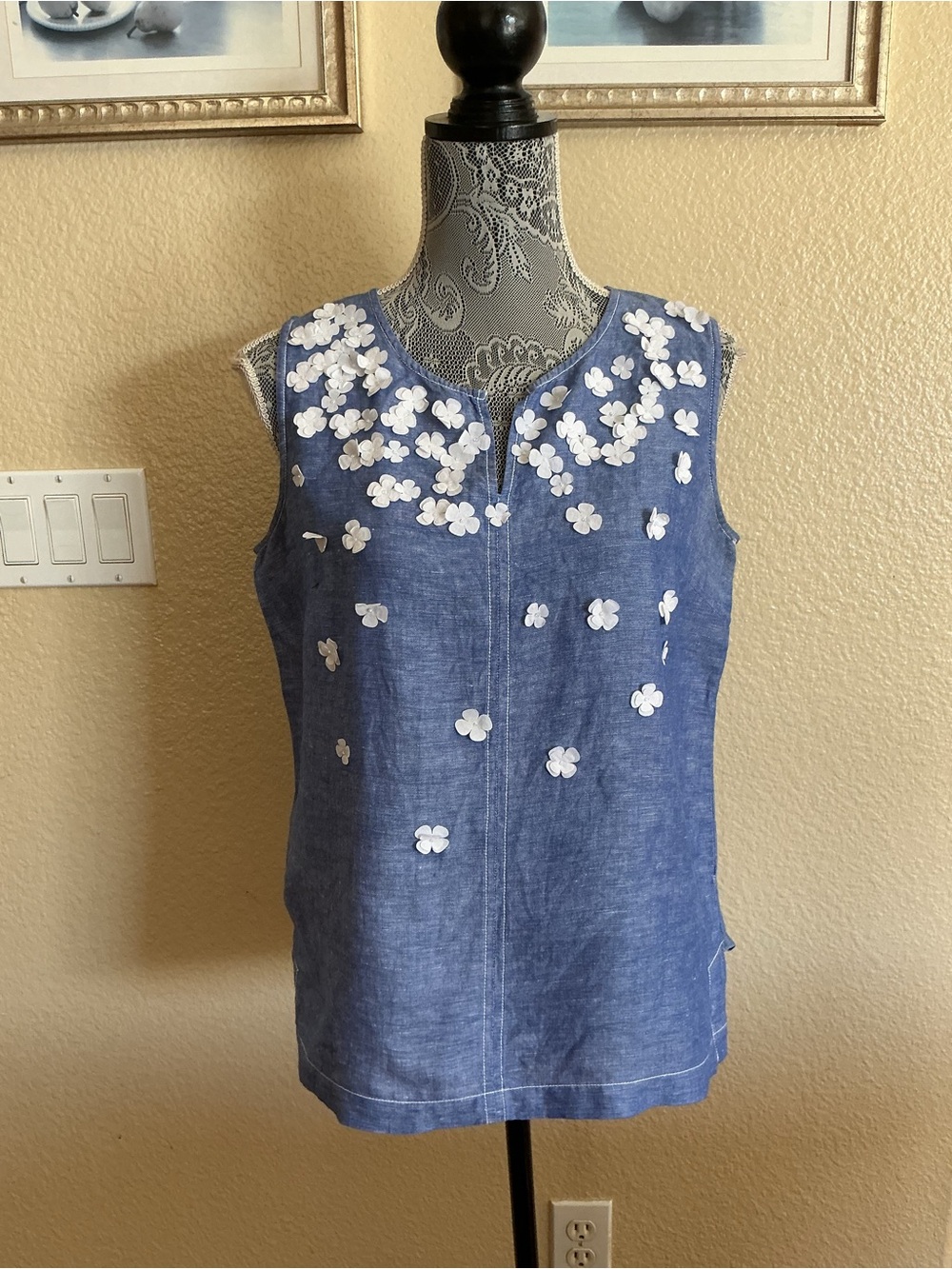 Liz Claiborne 3D Floral Sleeveless Chambray Linen Blend Top